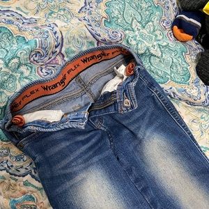 Selling 5t wrangler jeans . In good condition